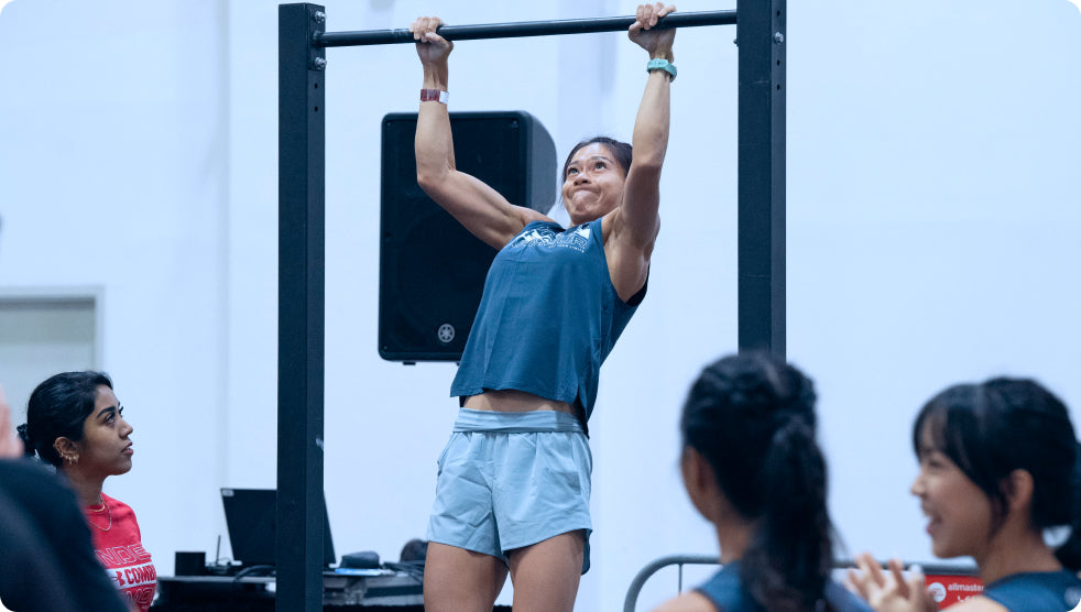 A female athlete doing a pull up